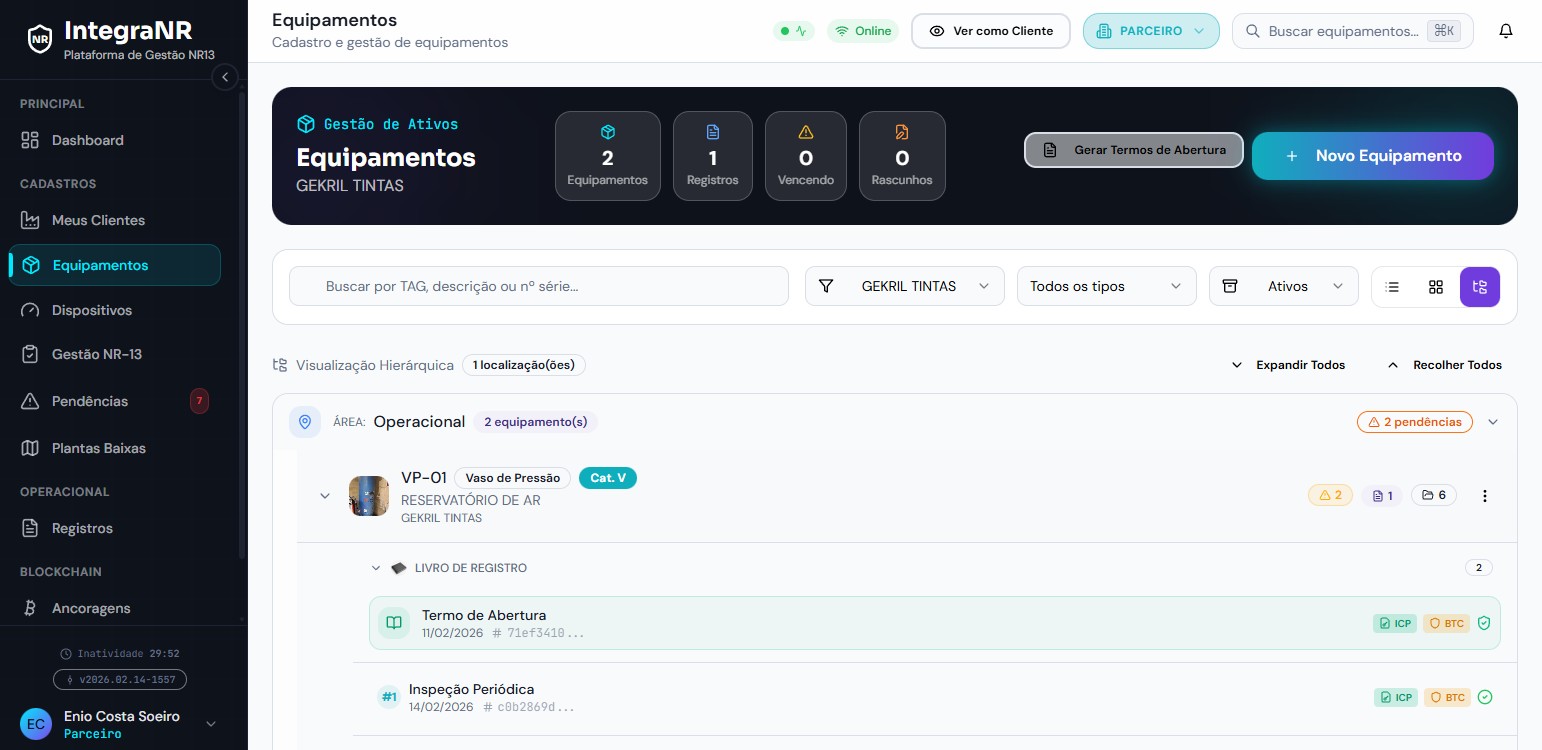 Tela do IntegraNR com a visualização hierárquica do equipamento VP-01, mostrando o livro de registro, o termo de abertura e a inspeção periódica com selos ICP e BTC