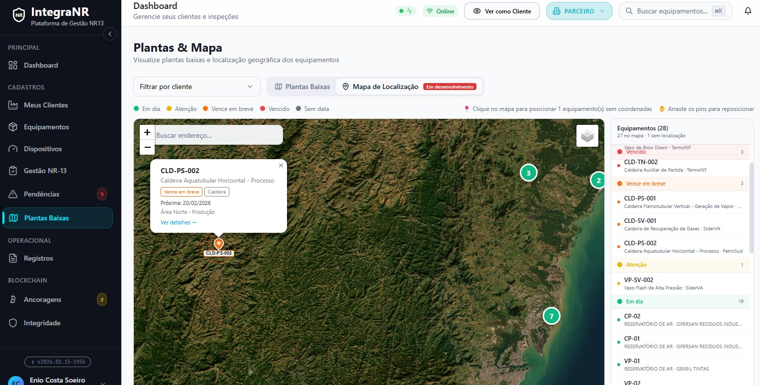 Tela de plantas e mapa do IntegraNR com equipamentos posicionados por coordenada geográfica e lista lateral por status de conformidade