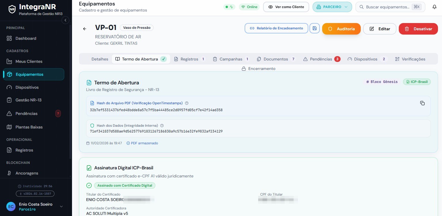 Tela do IntegraNR mostrando o termo de abertura do livro de registro com hash OpenTimestamps, hash de integridade interna e assinatura digital ICP-Brasil